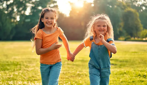 Zwei Süße Kleine Schwestern Kinder Laufen Und Spielen Einem Warmen — Stockfoto