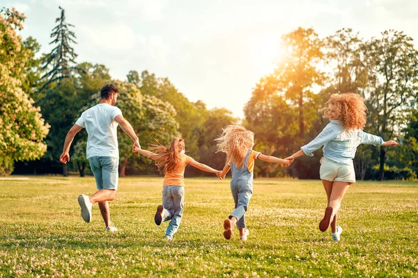 Glückliche Junge Familie Vater Mutter Und Zwei Kinder Schwestern Gehen — Stockfoto