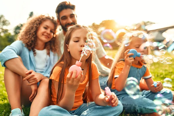 Glückliche Junge Familie Papa Mama Und Zwei Töchter Die Seifenblasen — Stockfoto