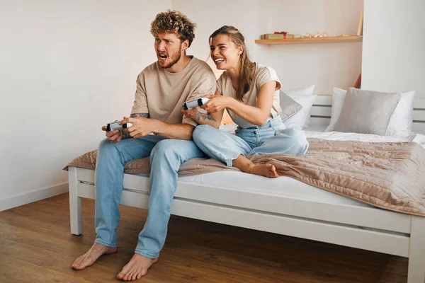 Young Couple Love Playing Video Games While Sitting Sofa Bedroom — Stock Photo, Image