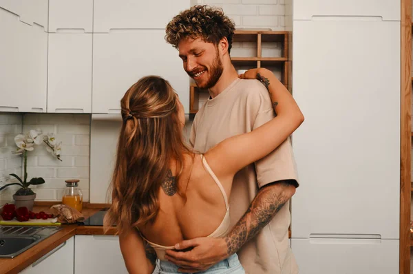 Bela Jovem Casal Apaixonado Abraçando Cozinha Fazendo Café Manhã Seu — Fotografia de Stock