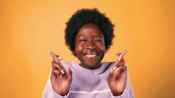 Афроамериканская Молодая Женщина Афро Прической Стоящая Свитере Ярко Оранжевом Фоне — стоковое видео