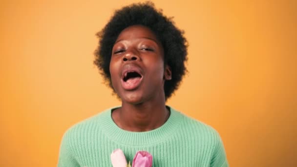 Afroameričanka Afro Účesem Stojící Svetru Jasně Oranžovém Pozadí Kyticí Tulipánů — Stock video