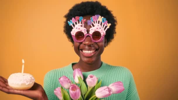 스타일을 아프리카 미국인젊은 오렌지색 배경에 오렌지 바탕에 튤립을 글씨가 새겨진 — 비디오