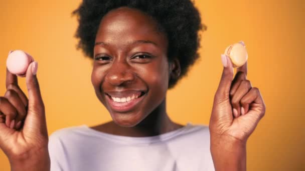 Afro Amerikaanse Jonge Vrouw Met Afro Kapsel Houden Macarons Terwijl — Stockvideo