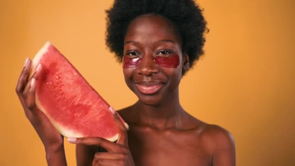 아프리카계 미국인 패치를 아프로 수박을 오렌지 배경에 트리트먼트 — 비디오