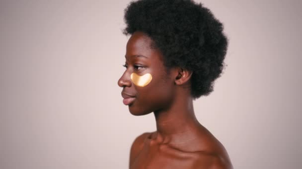 Афроамериканская Молодая Женщина Афроволосами Идеальной Здоровой Кожей Используя Повязки Глазах — стоковое видео