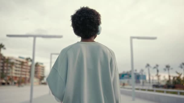 Syuting Dari Belakang Seperti Seorang Wanita Afrika Amerika Dalam Jaket — Stok Video