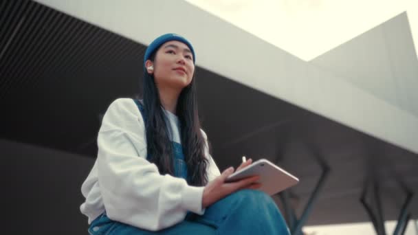 Sokakta Tabletli Şapkalı Tatlı Asyalı Genç Bir Kadın Grafik Tableti — Stok video