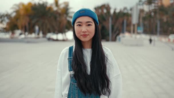 Крупным Планом Милая Азиатская Молодая Женщина Шляпе Стоит Улице Улыбается — стоковое видео