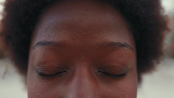 Close Portrait African American Woman Face Opening Her Eyes Standing — Stock Video