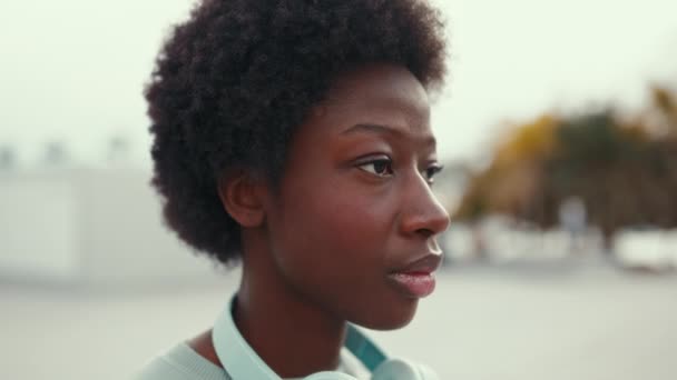 Wanita Afrika Amerika Yang Mendengarkan Musik Dengan Headphone Dengan Gaya — Stok Video