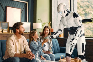 Oturma odasındaki kanepede oturan genç bir aile ve onlara çay ve kahve servis eden bir robot hizmetçi. İnsanlar ve yapay zeka arasında birlikte yaşamak.