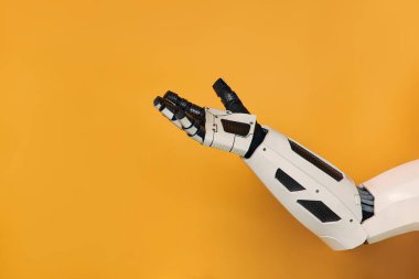 Robot el, turuncu arka planda izole edilmiş birine yardım teklif ediyor. İnsanlar ve yapay zeka arasındaki işbirliği.