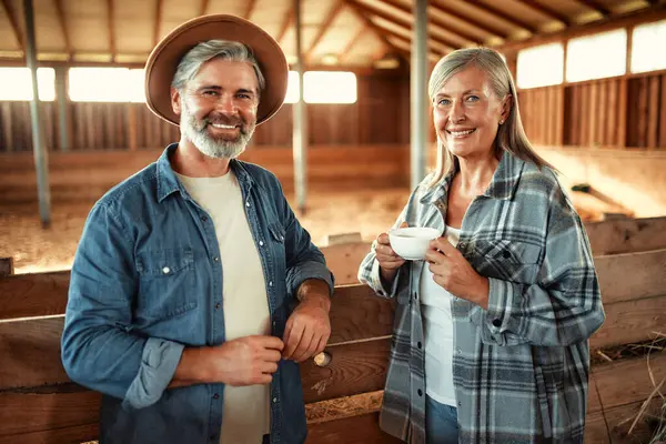 在农场的谷仓里 一对成熟漂亮的农民一边在休息 一边喝咖啡 农业和农业概念 — 图库照片