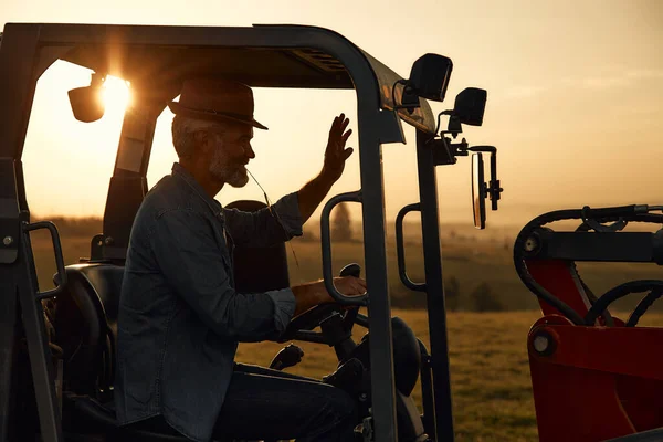 Зрелый Красивый Фермер Шляпе Сидящий Тракторе Поле Сумерках После Тяжелого — стоковое фото