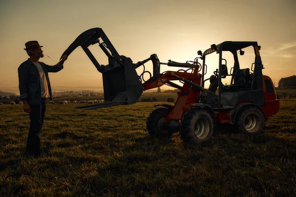 Olgun Bir Erkek Çiftçi Yorucu Bir Gününden Sonra Alacakaranlıkta Traktörün — Stok fotoğraf