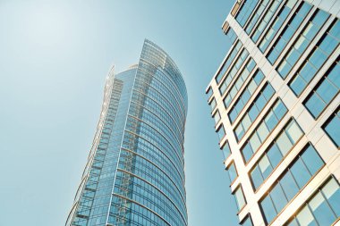 Gökyüzüne karşı modern cam gökdelenler. Dibe vurun. Ekonomi, finans, iş konsepti. İş bölgesinde modern binalar.