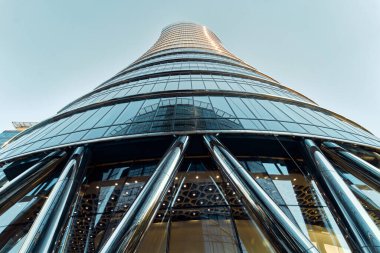 Gökyüzüne karşı modern cam gökdelenler. Dibe vurun. Ekonomi, finans, iş konsepti. İş bölgesinde modern binalar.