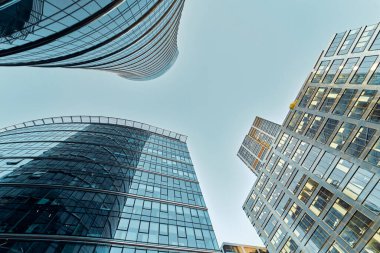 Gökyüzüne karşı modern cam gökdelenler. Dibe vurun. Ekonomi, finans, iş konsepti. İş bölgesinde modern binalar.