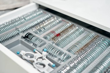 Görsel bozuklukların incelenmesi ve gözlük ve lens seçimi için test gözlüğü seti. Optik ve oftalmolog salonu için hazır..