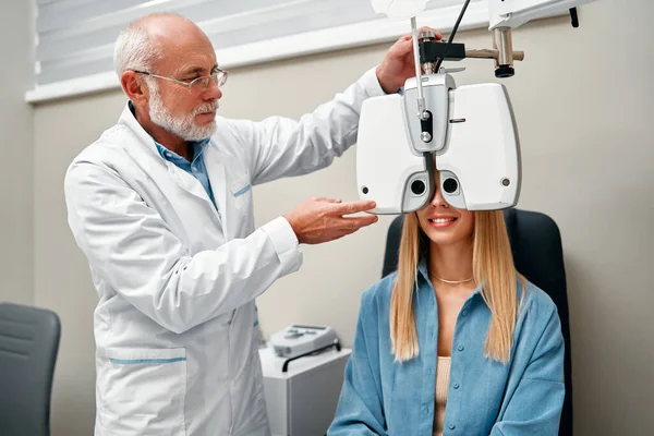 Una Donna Esegue Test Oculare Con Optometrista Negozio Ottico Optometrista — Foto Stock