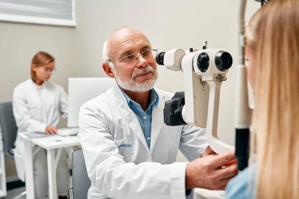 Examen Des Yeux Consultation Visuelle Une Femme Avec Optométriste Ophtalmologiste — Photo