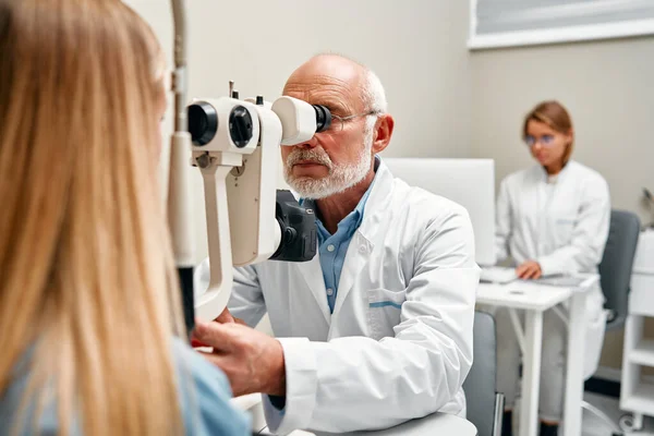 Una Visita Oculistica Una Visita Visiva Una Donna Con Optometrista — Foto Stock