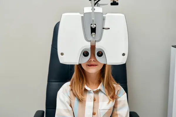 Ragazzina Carina Che Esame Oculistico Con Optometrista Nel Negozio Ottica — Foto Stock