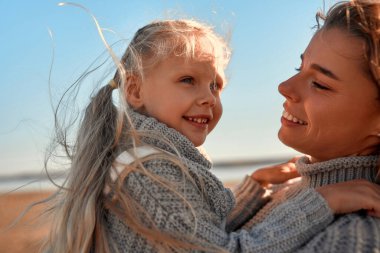 Mutlu genç anne ve sevgili kızı hafta sonları dışarıda oynuyorlar ve eğleniyorlar. Bir çocukla seyahat eden aile..