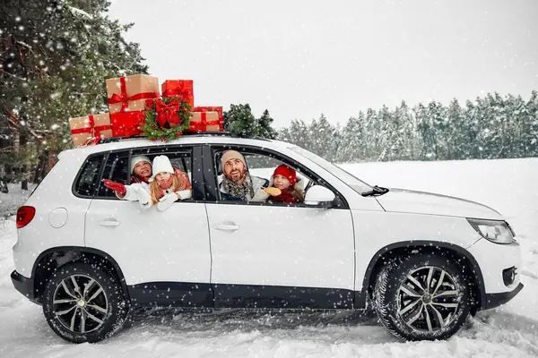 Wesołych Świąt Szczęśliwego Nowego Roku Szczęśliwa Rodzina Dziećmi Siedzącymi Samochodzie — Zdjęcie stockowe