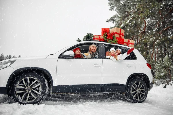 Wesołych Świąt Szczęśliwego Nowego Roku Szczęśliwa Rodzina Dziećmi Siedzącymi Samochodzie — Zdjęcie stockowe