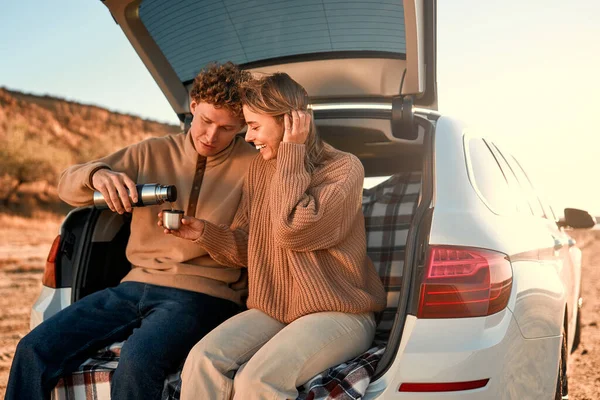 Ein Glückliches Junges Verliebtes Paar Sitzt Offenen Kofferraum Eines Autos — Stockfoto