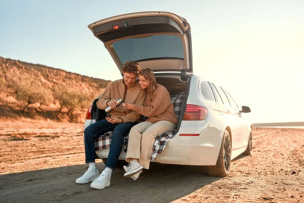 Счастливая Влюбленная Молодая Пара Сидящая Открытом Багажнике Машины Теплом Одеяле — стоковое фото