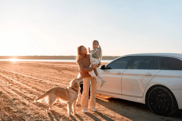 Mutter Mit Tochter Und Hund Der Nähe Von Auto Freien — Stockfoto