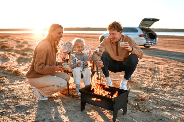 Eine Familie Mit Einer Tochter Sitzt Grill Und Grillt Marshmallows — Stockfoto