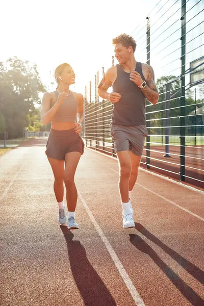 Stadyumda Koşan Bir Çift Spor Giysisi Sabah Egzersizleri Koşu Spor — Stok fotoğraf