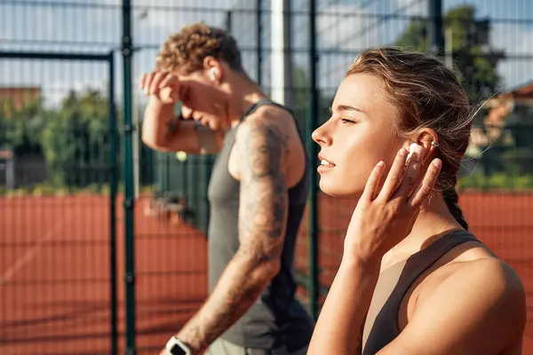 Stadyumda Koşan Bir Çift Spor Giysisi Sabah Egzersizleri Koşu Spor — Stok fotoğraf