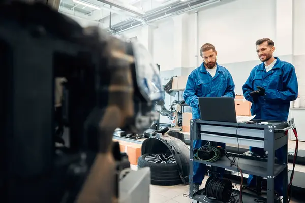 Zwei Mechaniker Reparieren Einer Werkstatt Ein Auto Automechaniker Inspizieren Das — Stockfoto