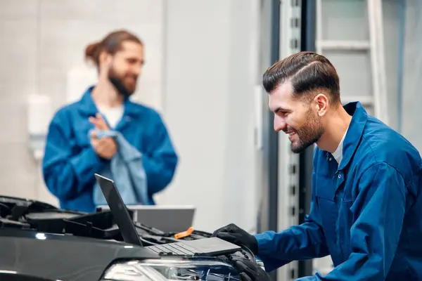 Zwei Mechaniker Reparieren Einer Werkstatt Ein Auto Automechaniker Inspizieren Das — Stockfoto