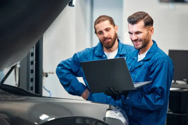 Dva Mechanici Opravují Auto Dílně Automatický Mechanik Detailní Prohlídka Vozu — Stock fotografie