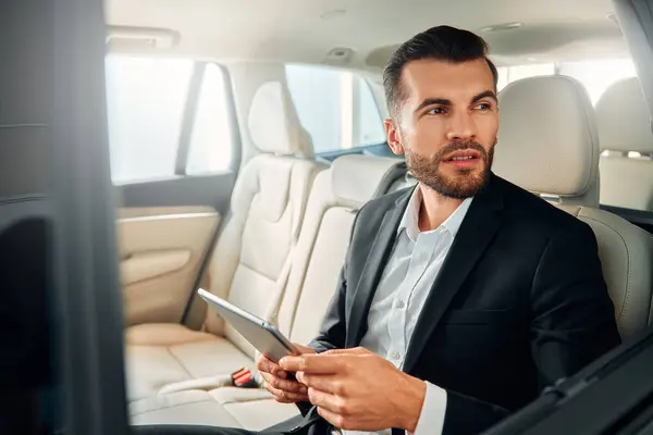 Homem Negócios Terno Preto Sentado Carro Luxo Com Interior Couro — Fotografia de Stock