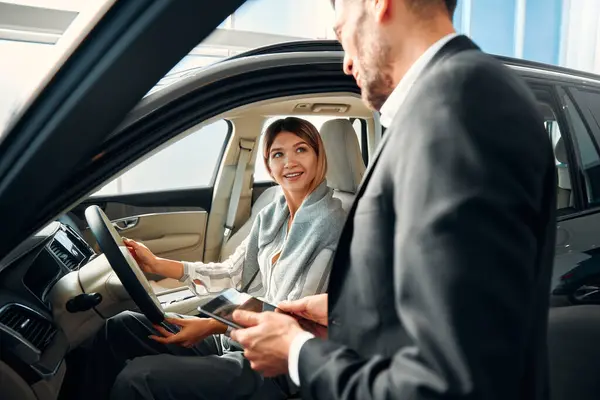Young Woman Sitting Car Examining Car Dealership Receiving Advice Salesperson — Stock Photo, Image