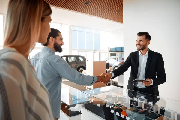 Salesman Suit Tablet Consulting Couple Clients Car Dealership Purchase Rental — Stock Photo, Image