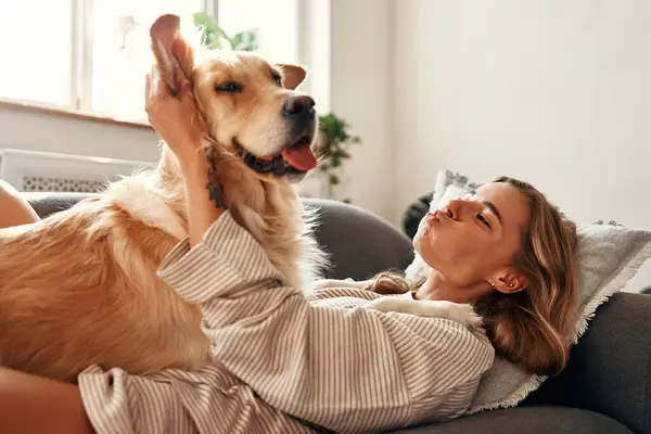 Mujer Joven Feliz Con Perro Sofá Acogedora Sala Estar Casa — Foto de Stock
