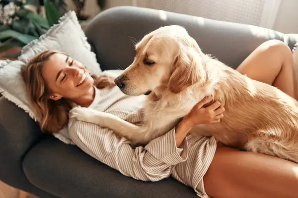 Wanita Muda Bahagia Dengan Anjing Sofa Ruang Tamu Nyaman Rumah — Stok Foto