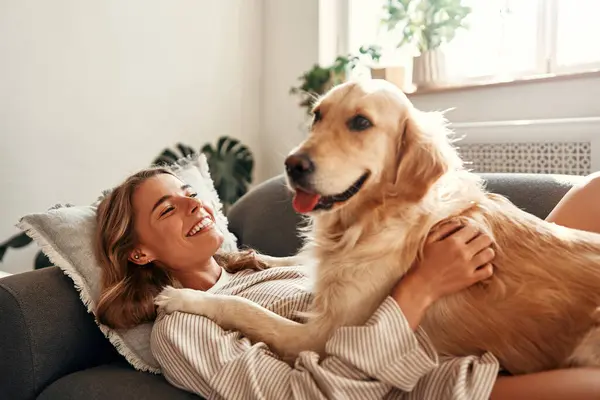 Wanita Muda Bahagia Dengan Anjing Sofa Ruang Tamu Nyaman Rumah — Stok Foto