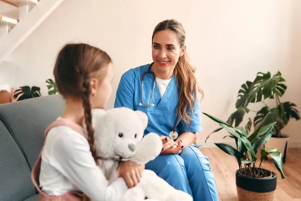 Pediatra Doctora Casa Uniforme Médico Con Estetoscopio Hablando Con Niño —  Fotos de Stock