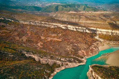 Ağaçlarla kaplı, sarmal bir nehirden oluşan doğal bir manzara. Çarpıcı jeolojik oluşumlar ve görkemli dağ sıraları sergiliyor.