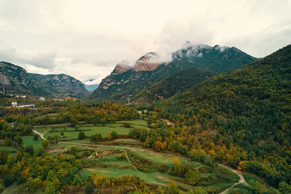 Вид Воздуха Показывающий Долину Окруженную Высокими Горами Пышными Деревьями Зелеными — стоковое фото